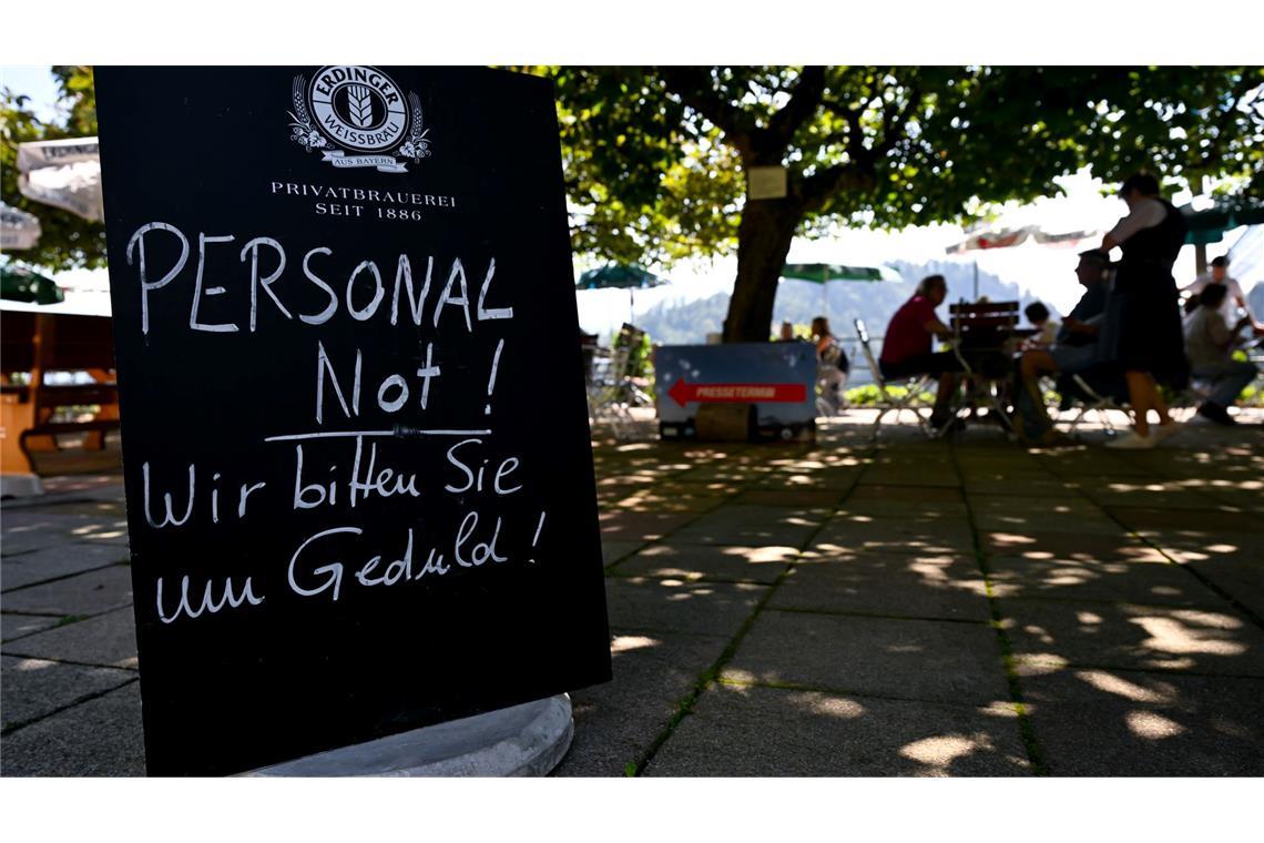 Konsum stockt, Konjunktur stottert In der Krise fehlt weniger Personal.