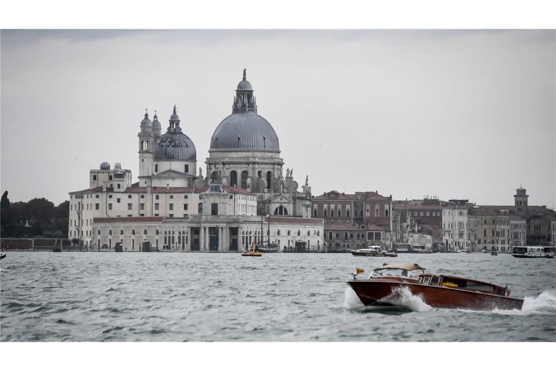 In der Lagune von Venedig sind viele Wassertaxis unterwegs. (Archivbild)