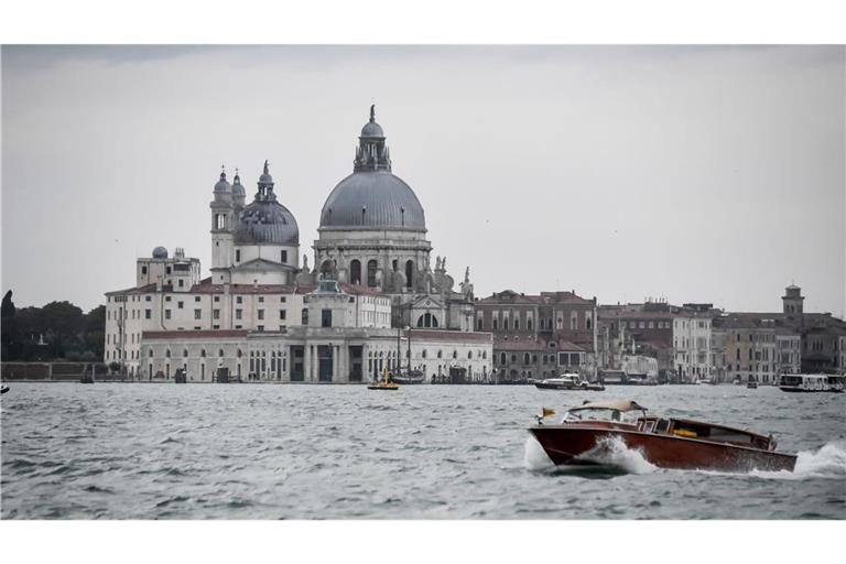 In der Lagune von Venedig sind viele Wassertaxis unterwegs. (Archivbild)
