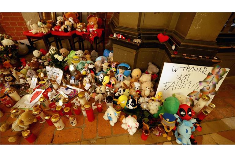 In der Marienkirche in Güstrow erinnern am Mittwoch Plüschtiere und Grablichter an den getöteten Fabian.
