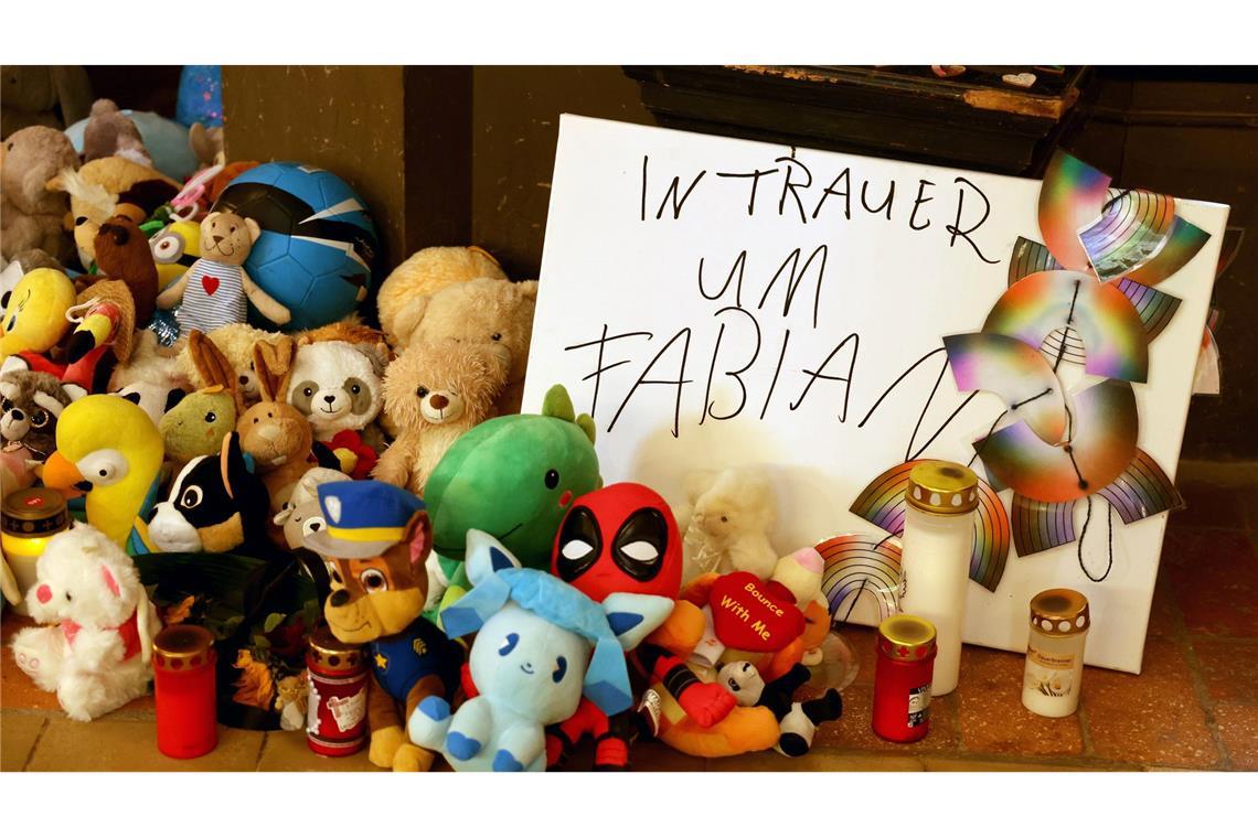 In der Marienkirche in Güstrow erinnern Plüschtiere und Grablichter an den getöteten Fabian.