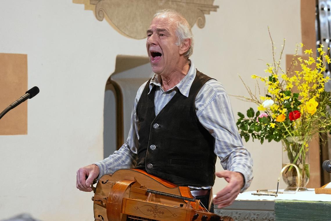 In der Murrhardter Stadtkirche präsentierte Thomas Felder im Rahmen des Liederabends sein Programm „Von Wegen“. Dabei griff er mal zur Drehleier, mal zur Gitarre, dann wieder spielte er auf dem Klavier. Foto: J. Fiedler