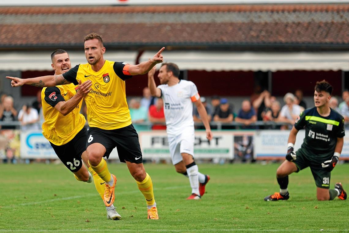 Jubel bei der SG Sonnenhof, hängende Köpfe bei der TSG Backnang In der Nachspielzeit der ersten Halbzeit feiert Manuel Konrad sein Tor zum zwischenzeitlichen 2:0, am Ende bejubelt er dann den 2:1-Derbysieg über die enttäuschte TSG. Foto: Volker Müller