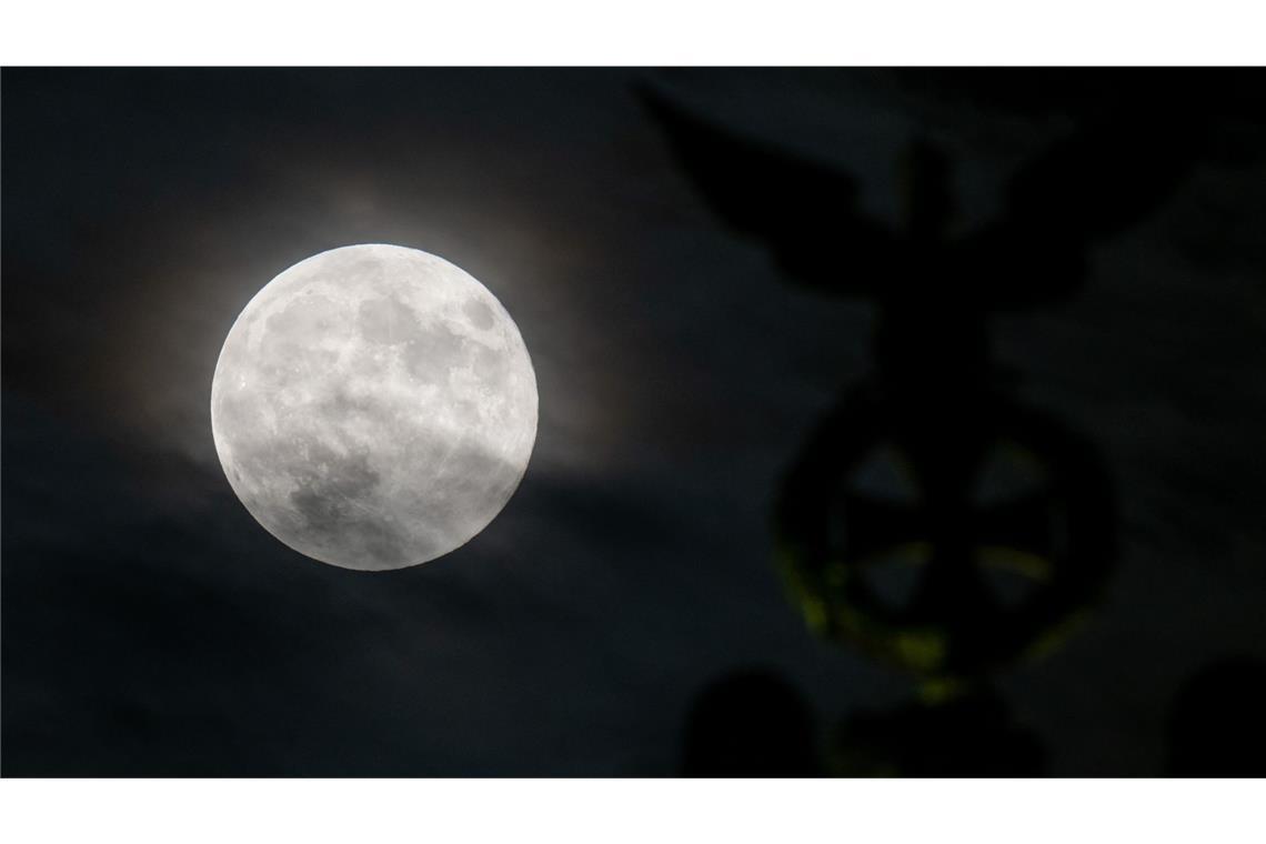 Supermond in der Nacht auf Dienstag am Abendhimmel In der Nacht auf Dienstag ist der Supermond am Himmel zu sehen – sofern das Wetter mitspielt.