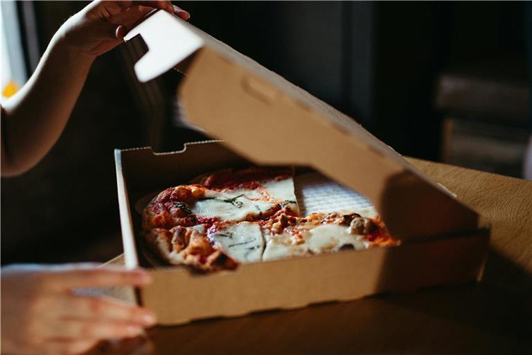 In der Nacht auf Sonntag lieferte ein 66-Jähriger die Pizza aus. Symbolfoto: bydan/unsplash