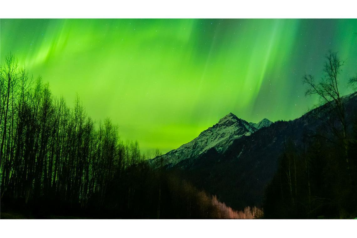 Bilder des Tages In der Nacht des 27. März 2025 war der Eklutna Tailrace in der Nähe von Palmer, Alaska, der Schauplatz eines faszinierenden Polarlichts.