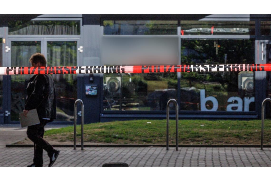 Messerangriff – Was die Ermittler über Mahmoud M. wissen In der Nacht hatten vor eine Bar viele Menschen gefeiert – darunter auch Fußballfans, die den Aufstieg ihrer Mannschaft Arminia Bielefeld in die Zweite Bundesliga bejubelten.