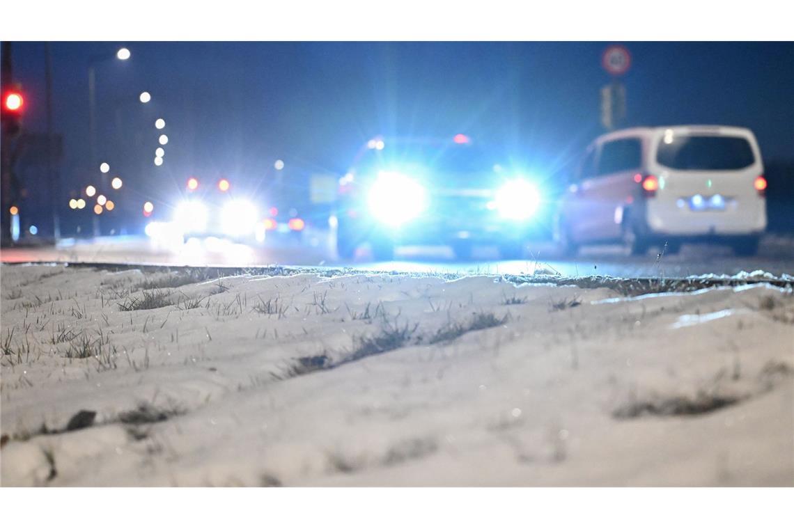 In der Nacht und am Morgen kam es zu mehreren Glätteunfällen, größere Unfälle waren aber zunächst nicht bekannt.