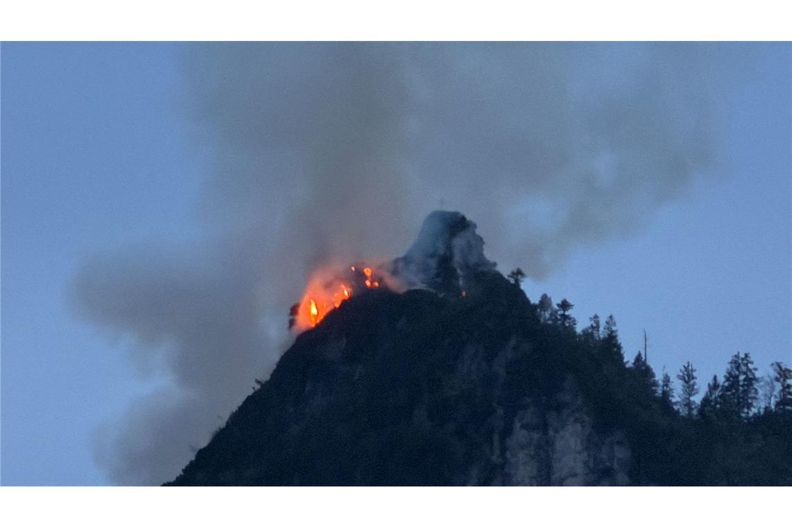 In der Nacht waren die Flammen weithin zu sehen.