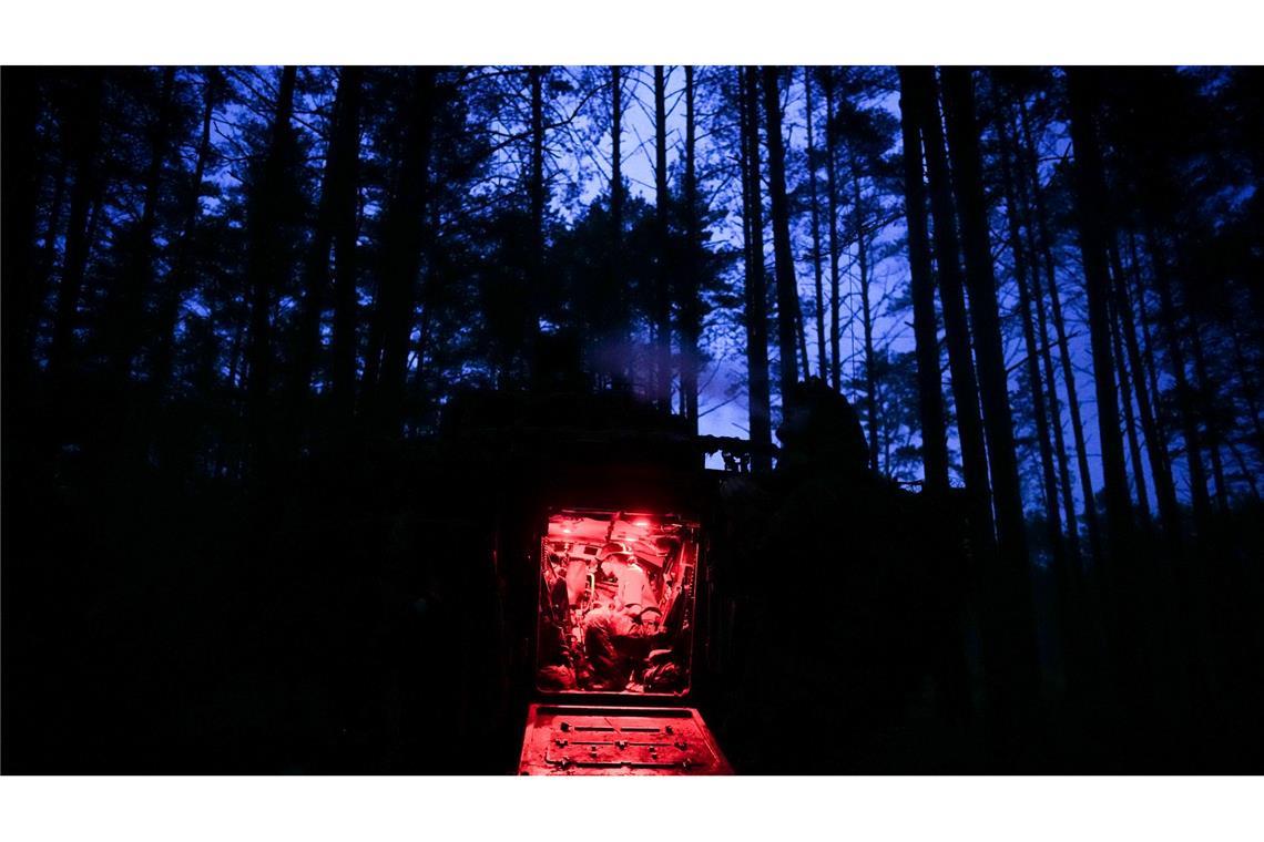 In der Nacht wird im Wald gelagert.