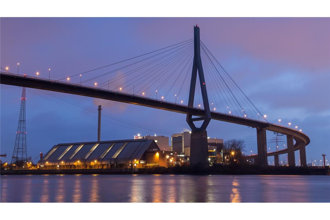Transportschiff stößt auf Elbe gegen Fähre - Elf Verletzte In der Nähe der Brücke sind zwei Wasserfahrzeuge zusammengestoßen. (Archivbild)