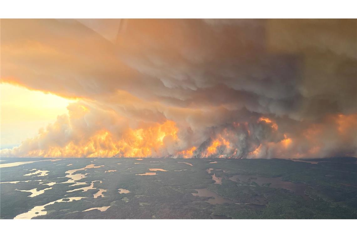 Bilder des Tages In der Nähe von Flin Flon, in der kanadischen Provinz Manitoba, brennt der Wald. Rund 17.000 Menschen im Norden der Provinz im Landesinnern mussten vor den Flammen fliehen.