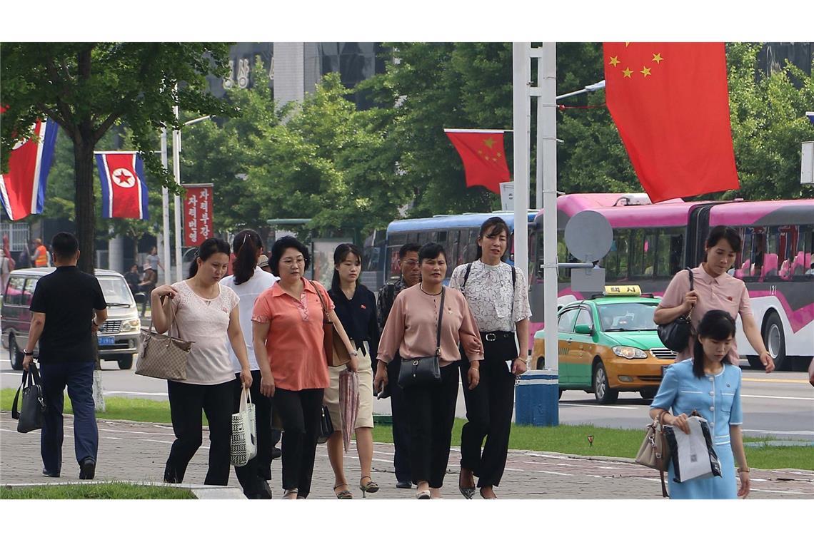 In der nordkoreanischen Hauptstadt Pjöngjang wurden anlässlich des Staatsbesuchs Fahnen von Nordkorea und China aufgehängt.