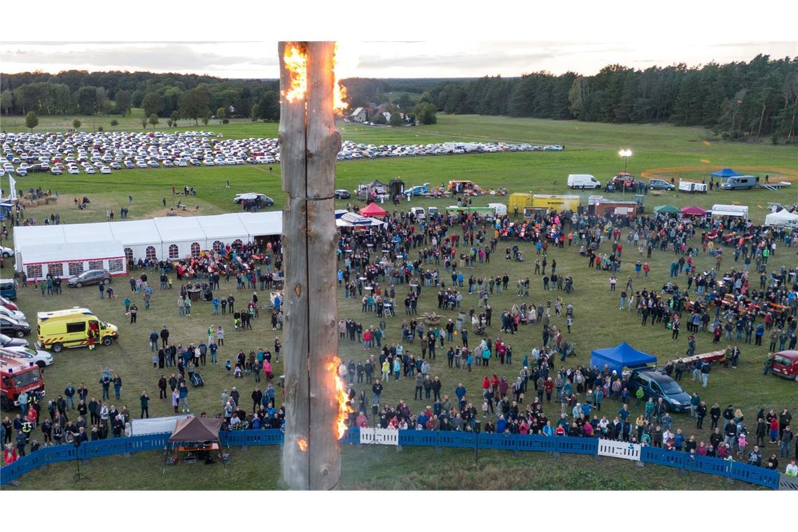 Jahr der Bestleistungen: 100 Weltrekorde aufgestellt In der Oberlausitz ist mit dem "höchsten brennenden Schwedenfeuer" ein Rekord aufgestellt worden (Archivfoto).