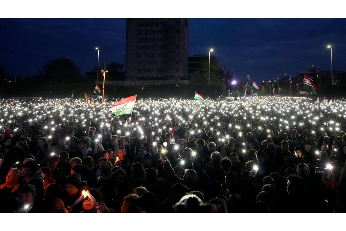 In der ostungarischen Stadt Debrecen strömten mehr als 10.000 Menschen zur letzten Kundgebung von Peter Magyar.