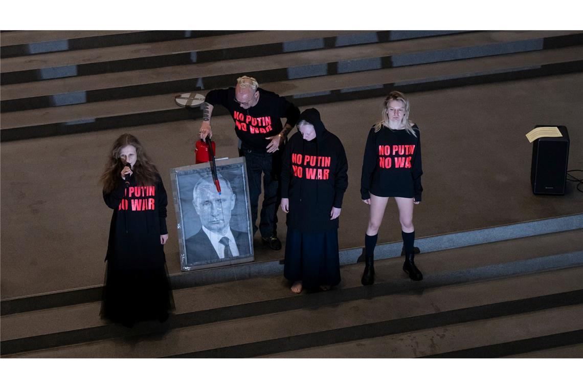 Pussy-Riot-Aktivistin zu Urteil in Russland: "Fickt euch" In der Pinakothek der Moderne prangerte das Künstler-Kollektiv den russischen Präsidenten Putin als Kriegsverbrecher an. (Archivbild)
