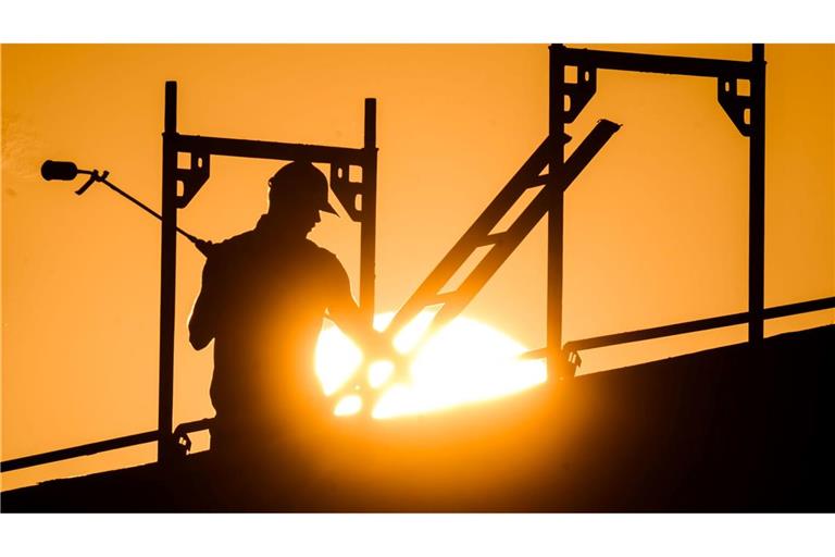 In der prallen Sonne besonders exponiert: Arbeiter auf dem Bau (Archivbild)