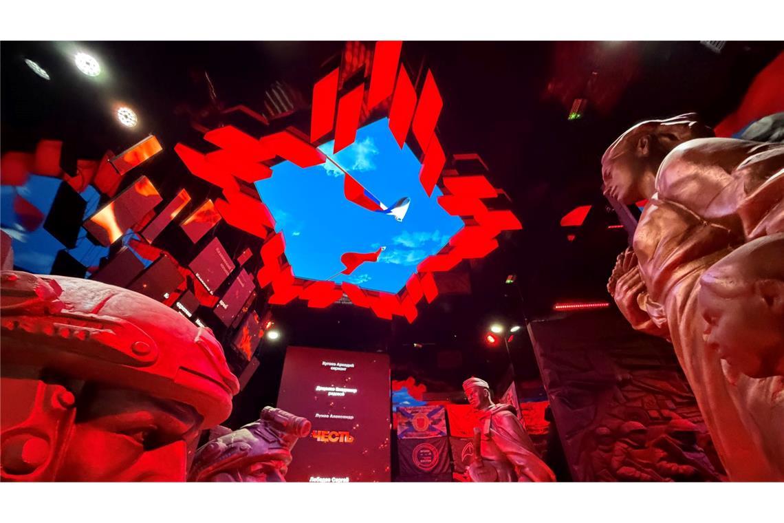 In der Propaganda-Schau zum völkerrechtswidrigen Angriffskrieg werden russische Soldaten wie Helden dargestellt.