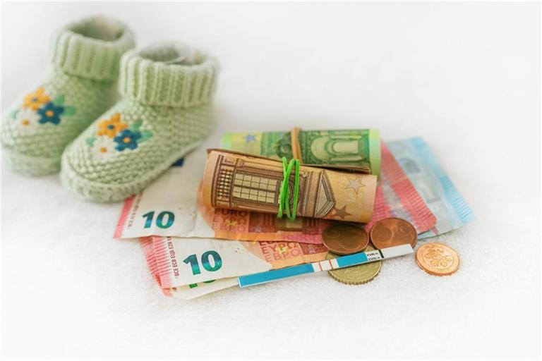 In der Regel sollte das Kindergeld noch kommen.