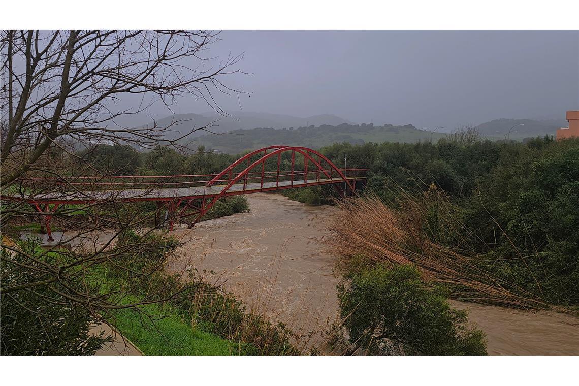 In der Region Málaga wurde weiter nach einer Frau gesucht, die von den Wassermassen fortgerissen worden war.