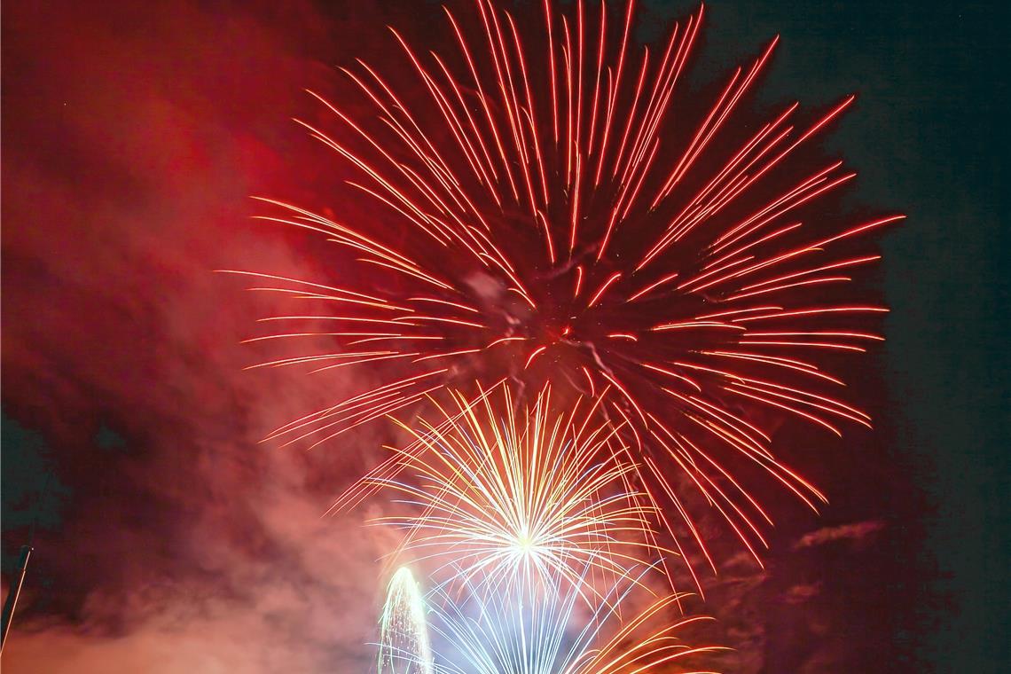 Wasserspiele beim Fornsbacher Sommernachtsfest In der Samstagnacht erleuchtet ein Feuerwerk den Himmel über Fornsbach.