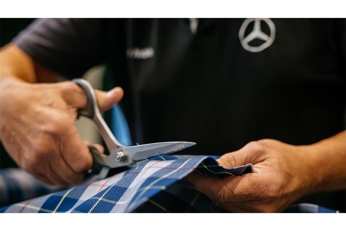 In der Sattlerei wird unter anderem Stoff für die typischen Sitzbezüge eines 300 SL ...