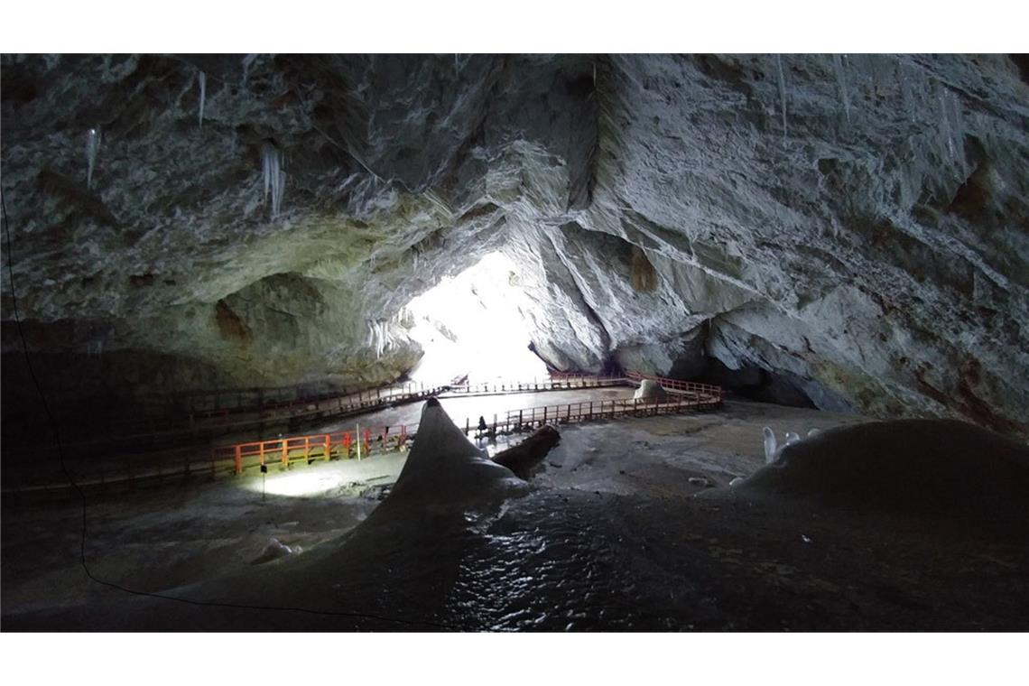 In der Scarisoara-Eishöhle in Rumänien haben Forschende einen 5.000 Jahre lang eingefrorenes Bakterium entdeckt, das gleich gegen zehn modernen Antibiotika resistent ist.