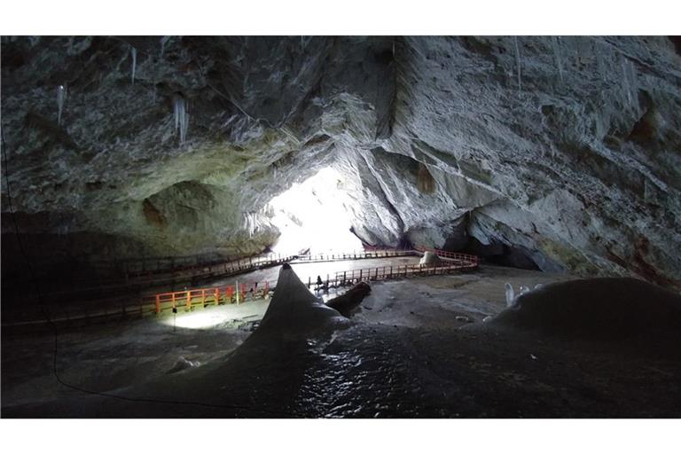 In der Scarisoara-Eishöhle in Rumänien haben Forschende einen 5.000 Jahre lang eingefrorenes Bakterium entdeckt, das gleich gegen zehn modernen Antibiotika resistent ist.