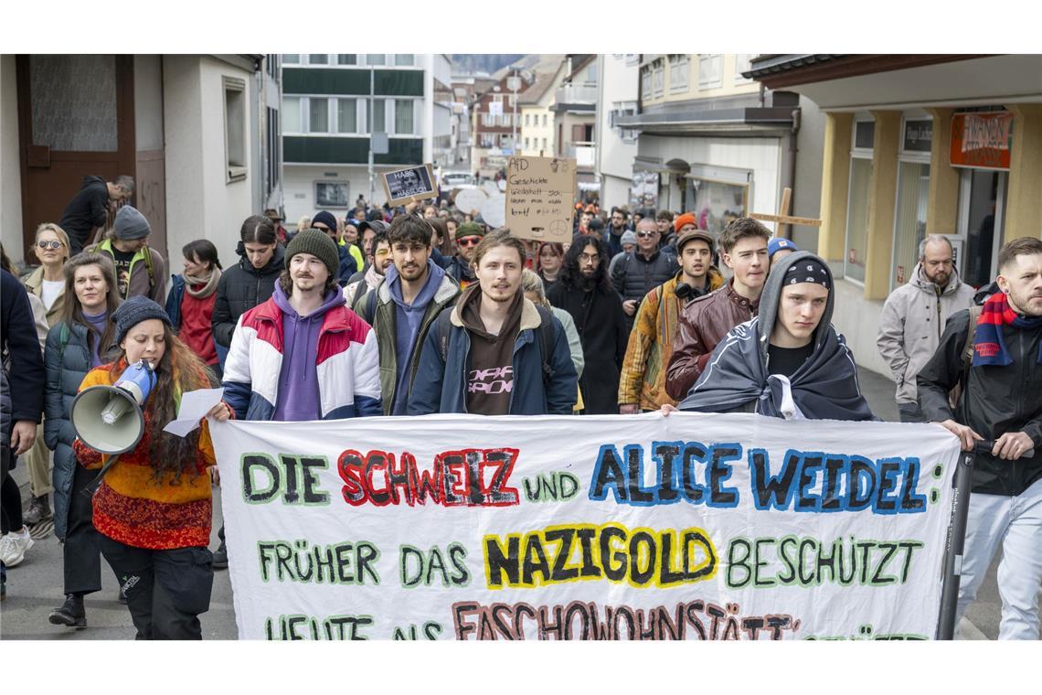 Fünf Festnahmen bei Protest am Wohnort von Alice Weidel In der Schweiz hat sich am Wohnort von Alice Weidel Protest formiert.
