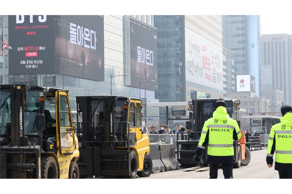 In der Seouler Innenstadt kleben auf etlichen Hochhäusern riesige Werbeplakate für das BTS-Comeback.