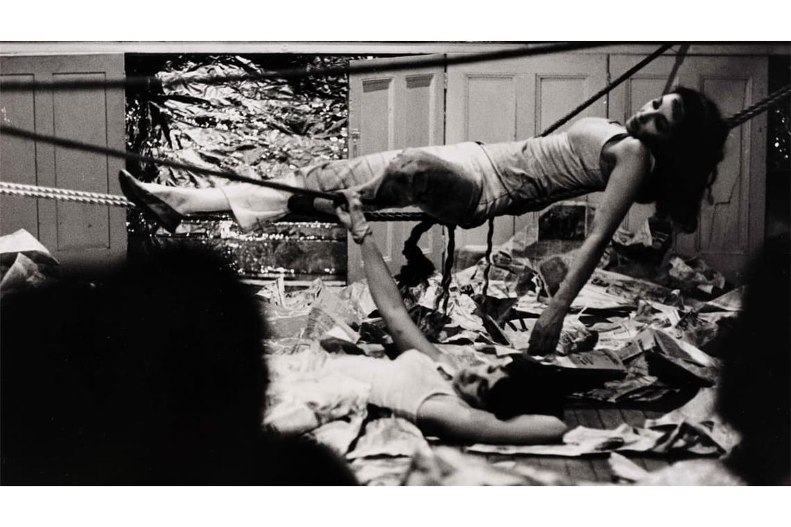 In der Staatsgalerie-Schau „BÄNG!“ zu sehen: Szene aus „Water Light/Water Needle“ von Carolee Schneemann - fotografiert von Peter Moore am 19. Mai 1963