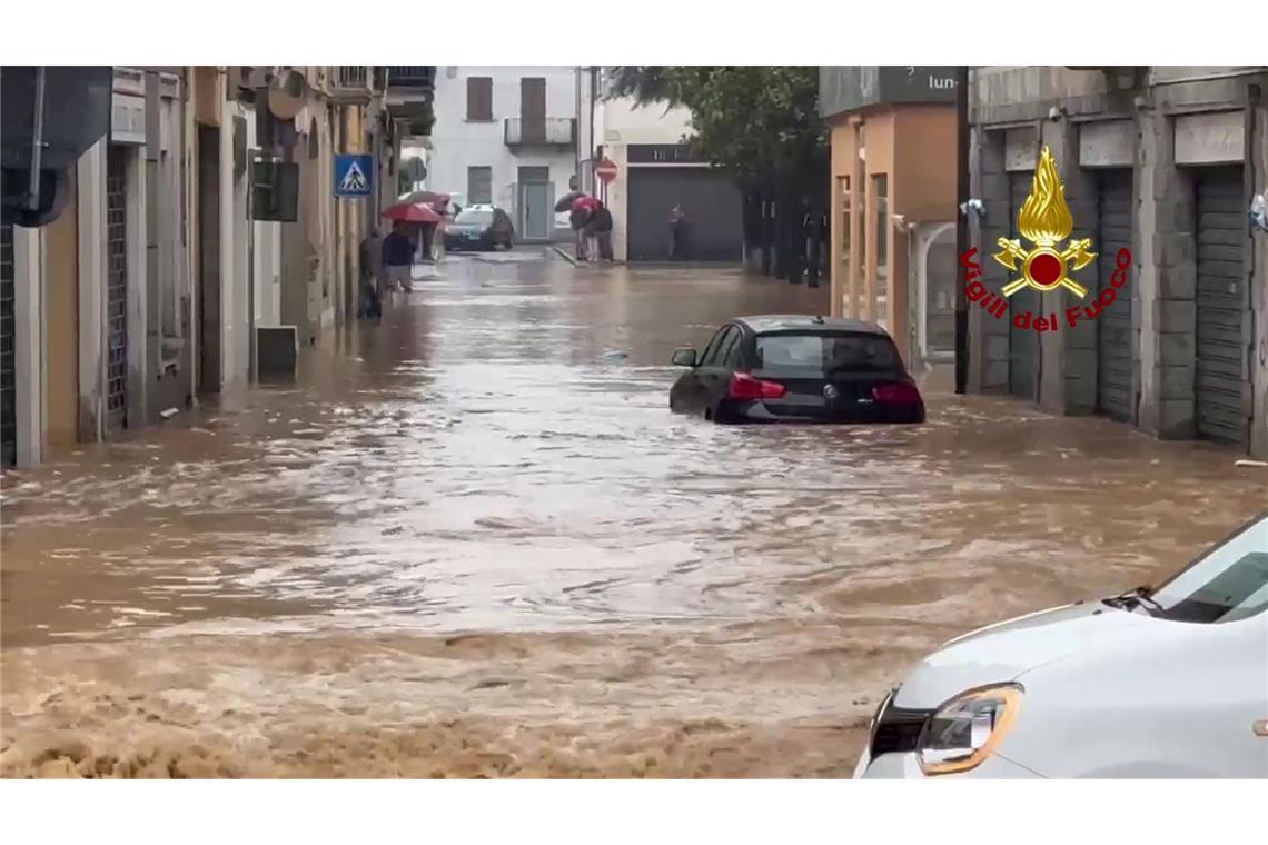 Unwetter in Italien: Deutsche Urlauberin vermisst In der Stadt Cabiate zwischen Mailand und dem Comer See fließt das Wasser kniehoch durch die Straßen.