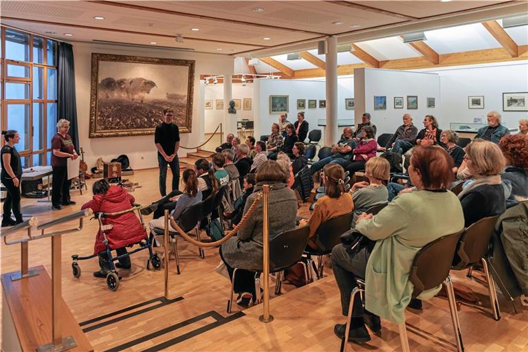 In der Stadtbücherei treffen die menschlichen „Bücher“ und die Gäste aufeinander. Fotos: Stefan Bossow