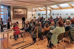 In der Stadtbücherei treffen die menschlichen „Bücher“ und die Gäste aufeinander. Fotos: Stefan Bossow