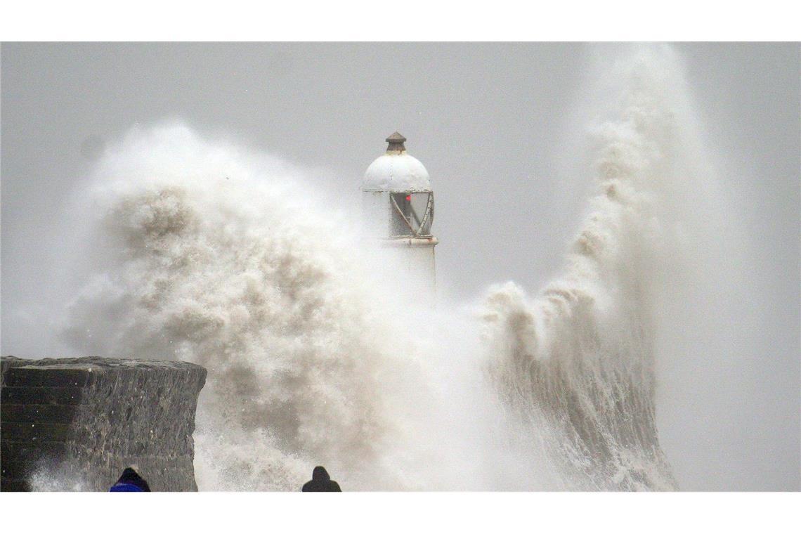 Sturm "Darragh": Zwei Tote und Warnungen in Großbritannien In der Strandpromenade in Porthcawl in Wales gab es bereits am Samstag große Wellen.