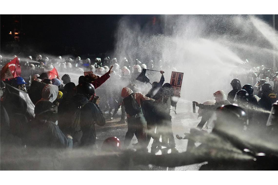 AFP-Fotograf und sechs weitere Journalisten müssen in Untersuchungshaft In der Türkei gibt es aktuell Massenproteste gegen die Regierung unter Recep Tayyip Erdogan.
