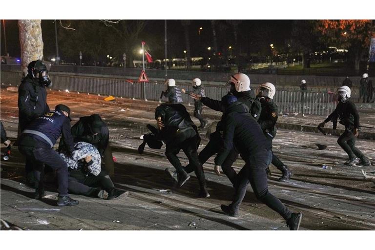 In der Türkei kam es bei Demonstrationen zu Festnahmen.