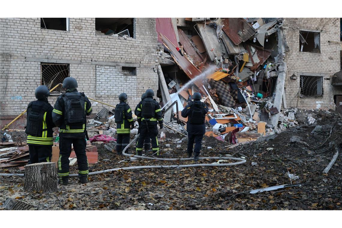 In der ukrainischen Großstadt Saporischschja schlug eine Rakete in ein Wohnheim ein.