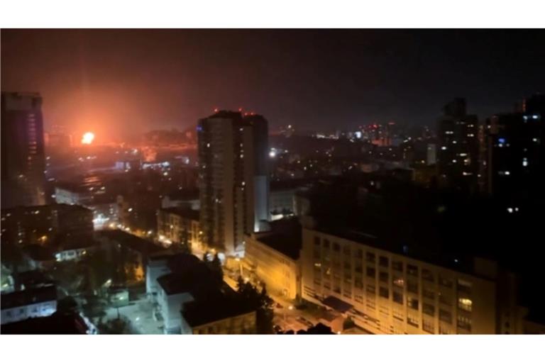 In der ukrainischen Hauptstadt Kiew sind bei russischen Luftschlägen mehrere Menschen verletzt worden.