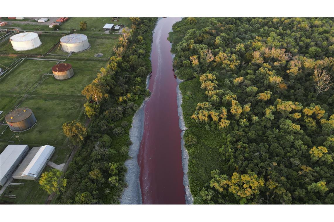 „Fluss aus Blut“ – Bach in Argentinien färbt sich rot In der Umgebung der Gemeinde Avellaneda gibt es zahlreiche Industriebetriebe, darunter Textilfabriken und Gerbereien.