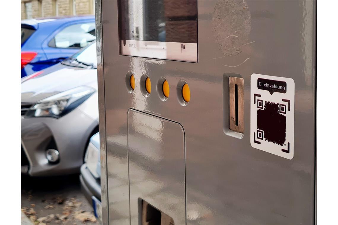 Stadt warnt vor Betrugsmasche beim Parken In der Urbanstraße klebten die betrügerischen QR-Codes ebenfalls. Hier zur Sicherheit digital geschwärzt.