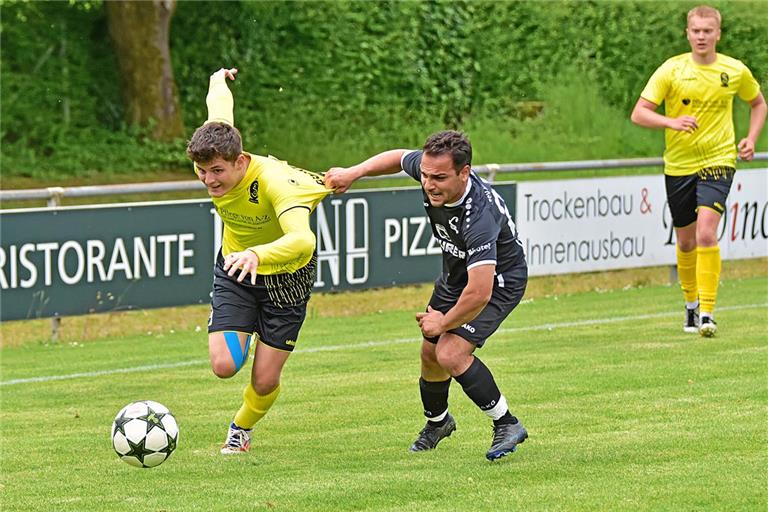 In der vergangenen Saison mussten die Spieler des TSV Leutenbach (schwarze Trikots) die SKG Erbstetten um Rainer Manz (links) und den FC Viktoria Backnang im Aufstiegsrennen noch ziehen lassen. Vor dieser Runde rechnen viele Konkurrenten damit, dass dem TSV dieses Mal der Sprung in die Kreisliga A gelingen wird. Foto: Tobias Sellmaier