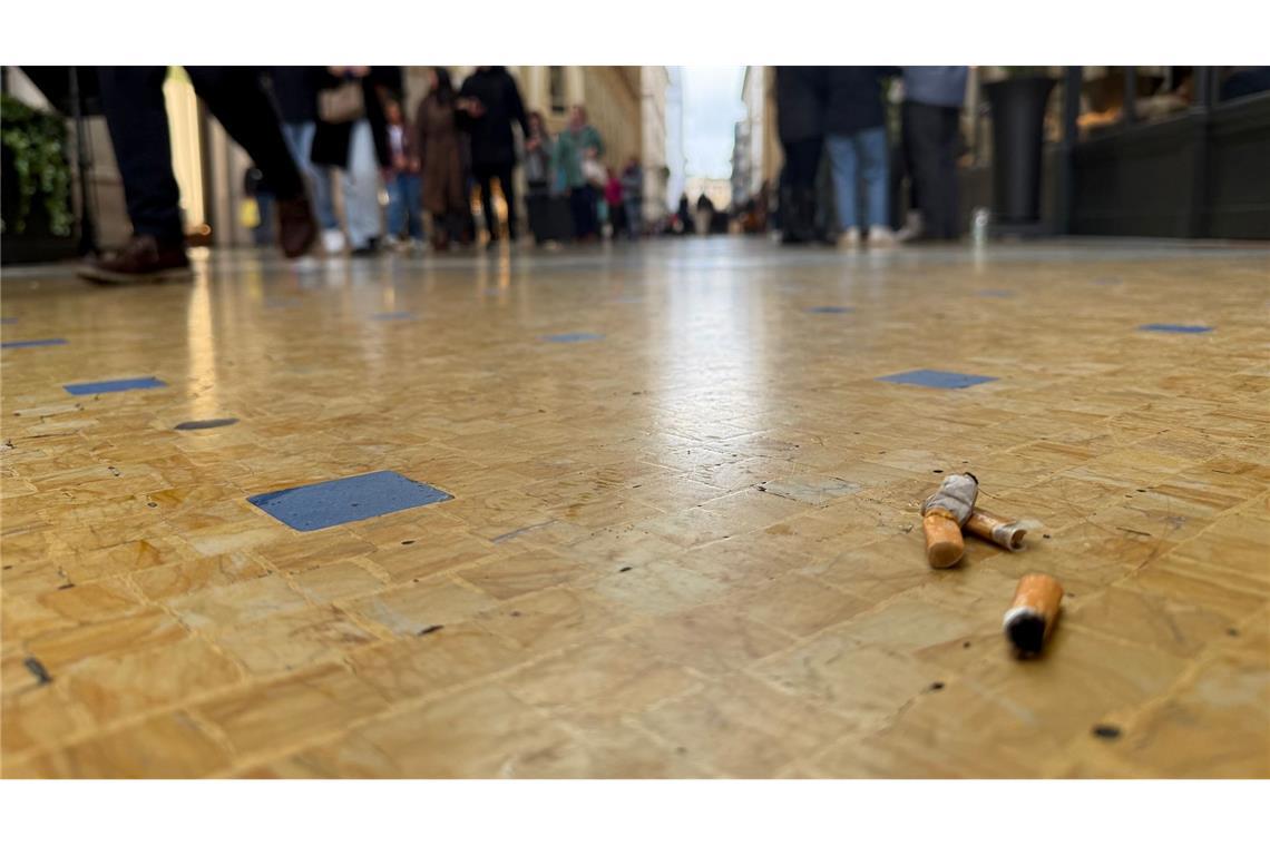 Mailand hadert mit seinem Draußen-Rauchverbot In der Viktor-Emanuel-II.-Galerie, der Einkaufspassage Galleria Vittorio Emanuele II, liegen Zigarettenkippen auf dem Boden.