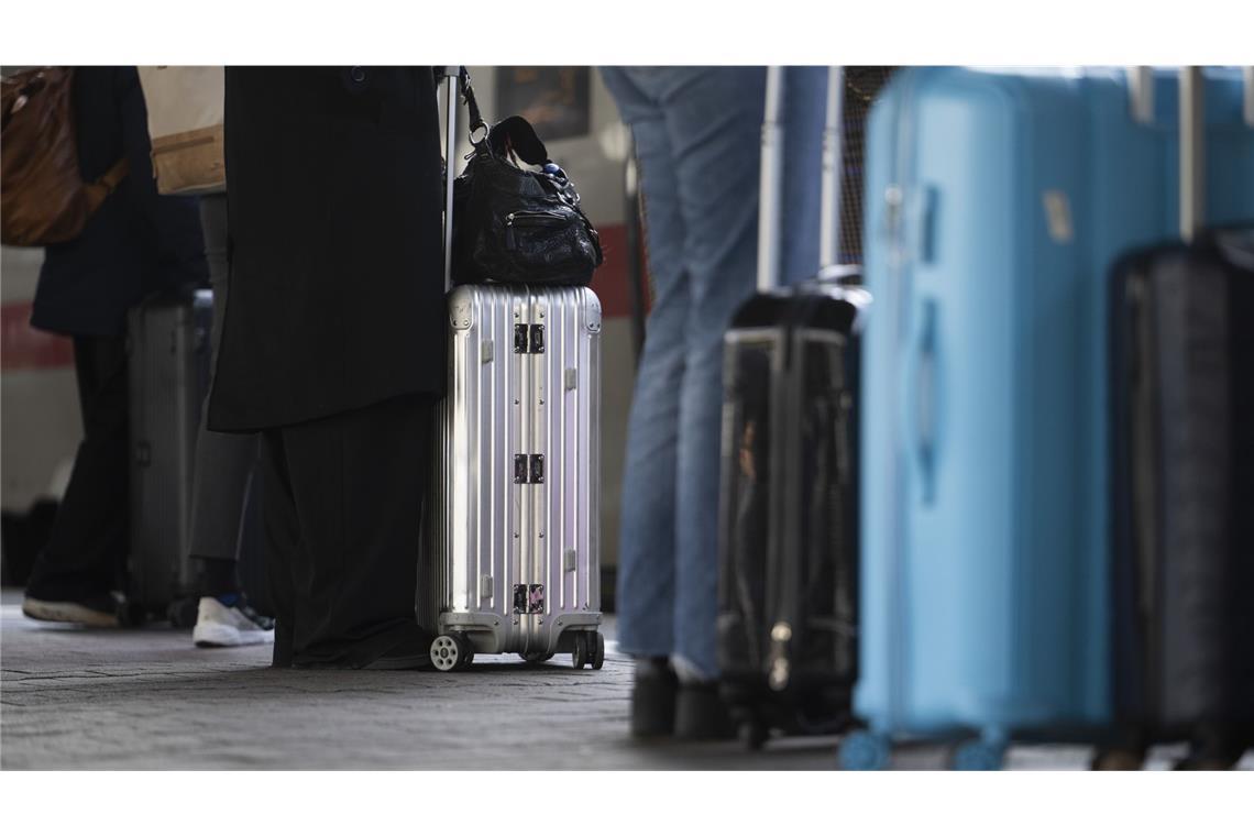 In der Weihnachtszeit sollten Reisende besonders auf ihr Gepäck achten. (Symbolbild)