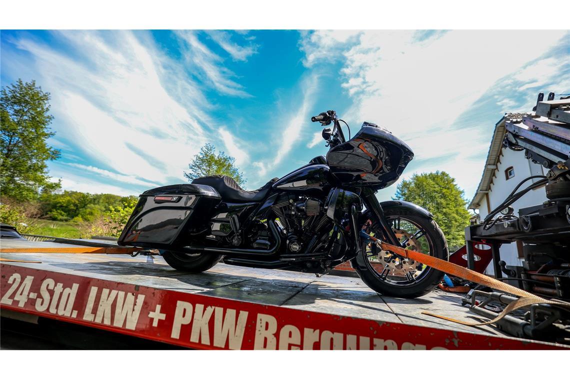 In der Werkstatt eines Mannes in Langenfeld entdeckte die Polizei zahlreiche Motorräder, auch vom Typ Harley-Davidson.