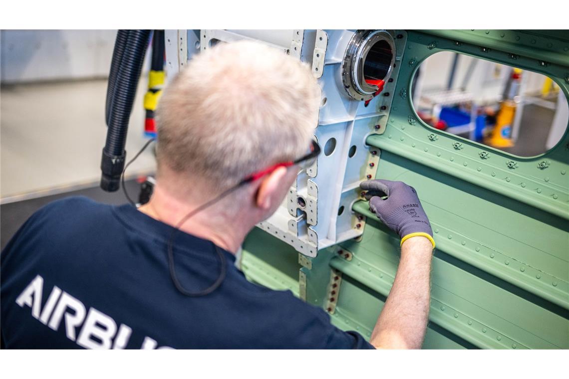 In der Werkstatt wird geschraubt, geschliffen und lackiert.