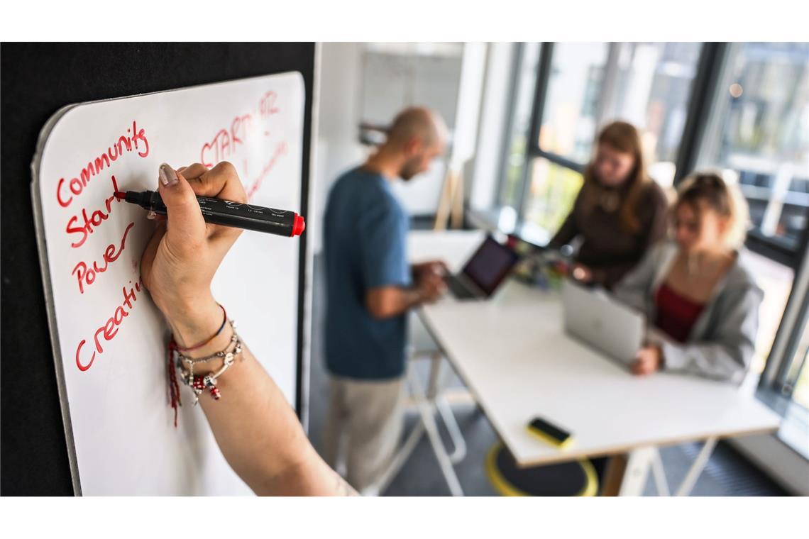 In der Wirtschaftskrise sparen etablierte Unternehmen - das trifft Start-ups. (Archivbild)