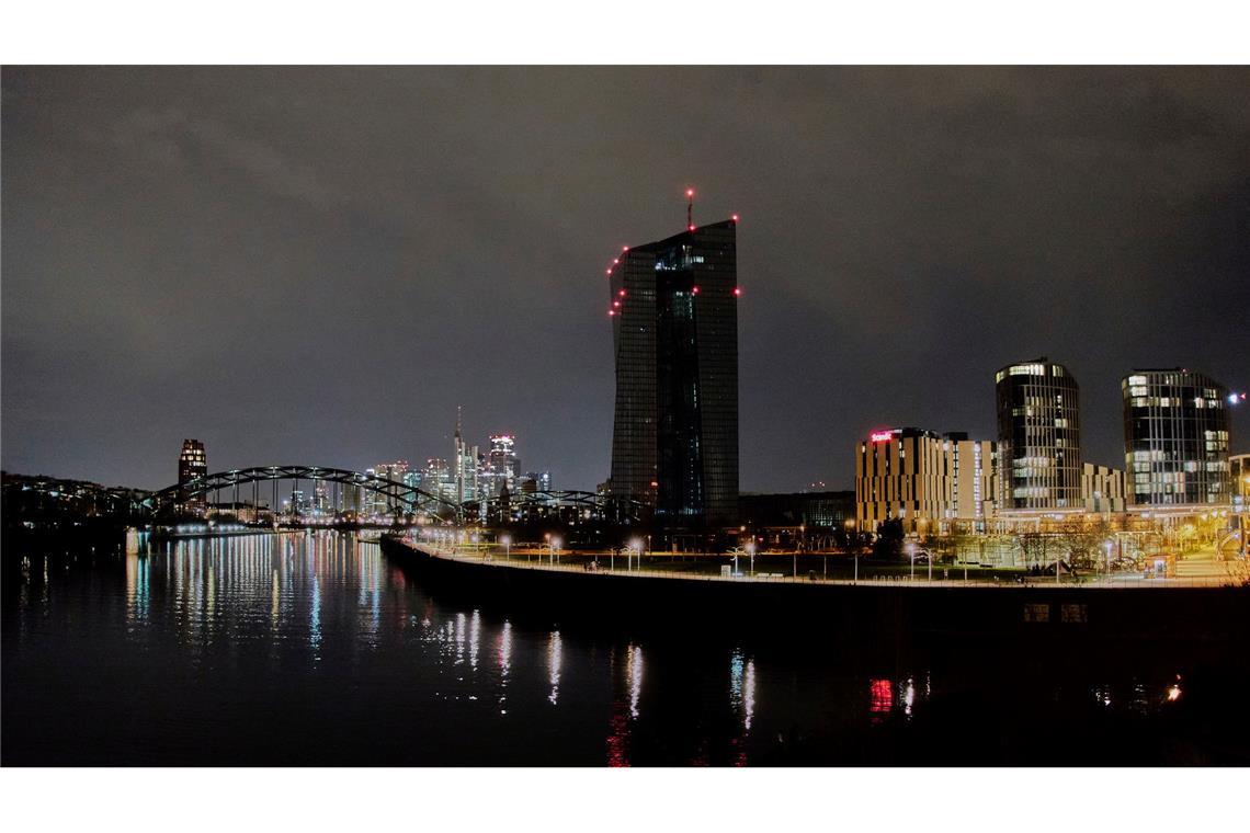 Bilder des Tages In der Zentrale der Europäischen Zentralbank in Frankfurt am Main sind zur "Earth Hour" die meisten Lichter ausgeschaltet.