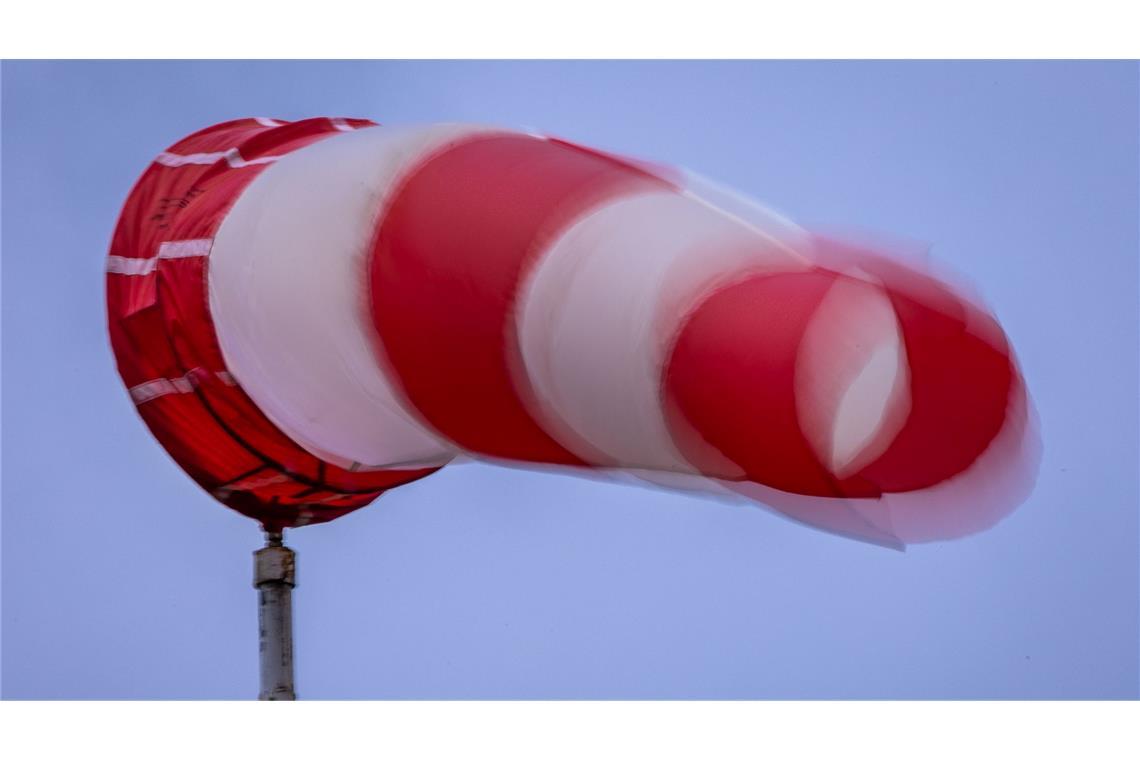 In der zweiten Nachthälfte bis zum Morgen wird es nach Einschätzung des Deutschen Wetterdienstes (DWD) vor allem an der Nordseeküste stürmisch.