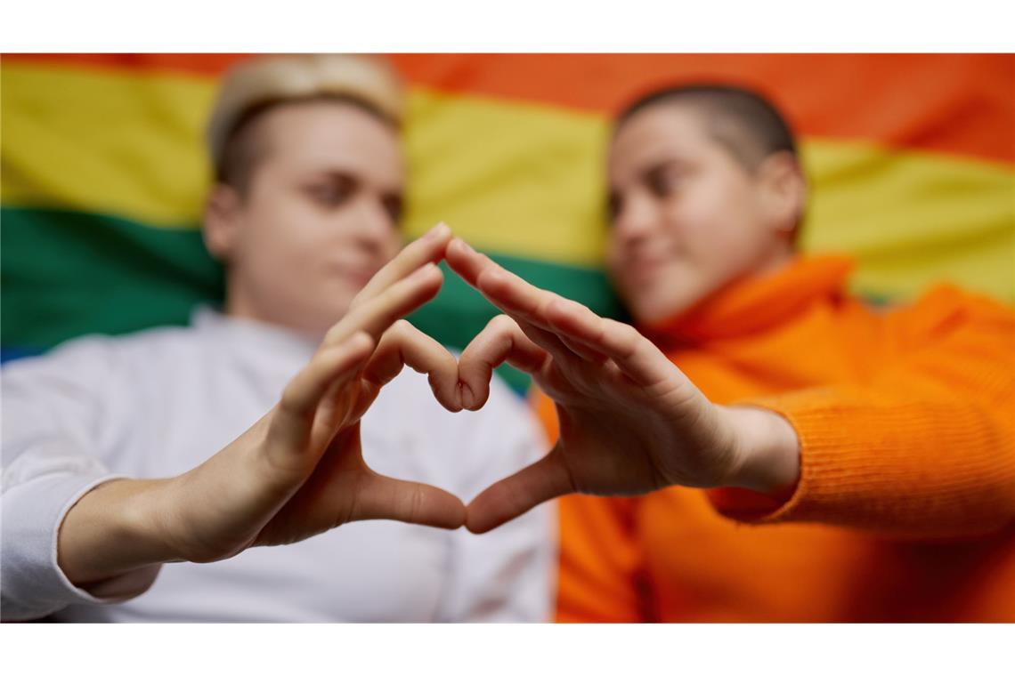 Wie die Mittel auf junge trans Menschen wirken In Deutschland beginnt jährlich eine dreistellige Zahl an Jugendlichen eine Behandlung mit Pubertätsblockern oder Hormonen.